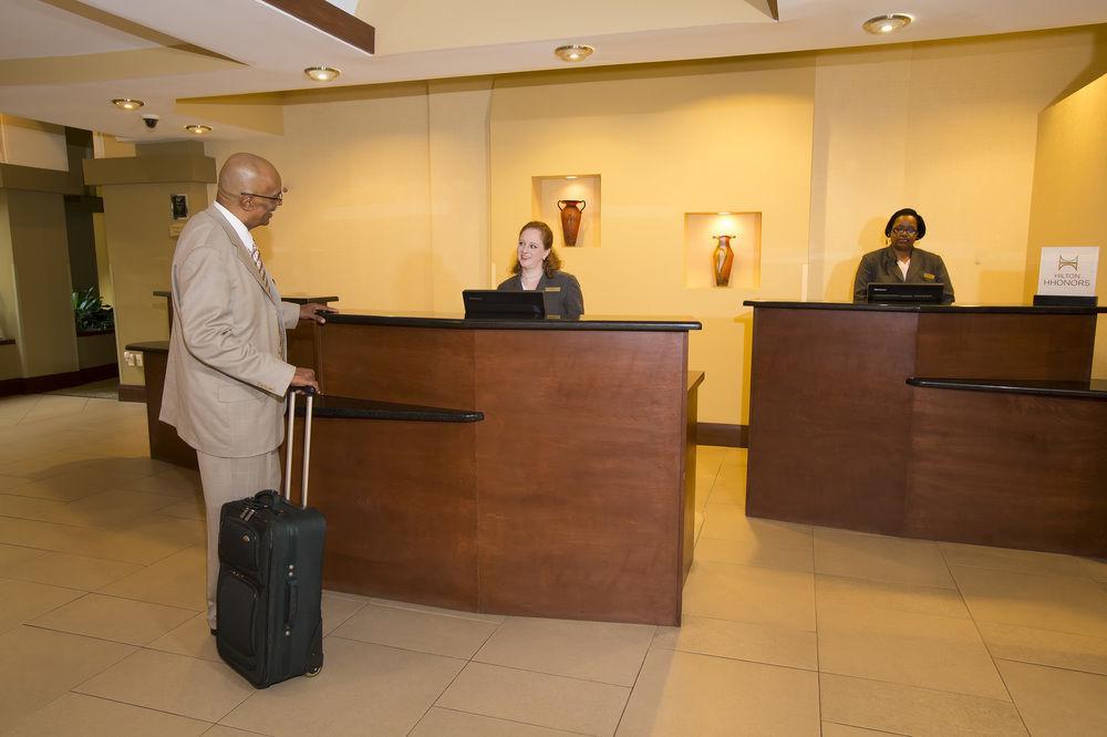 Embassy Suites Dallas - Park Central Area Interior foto